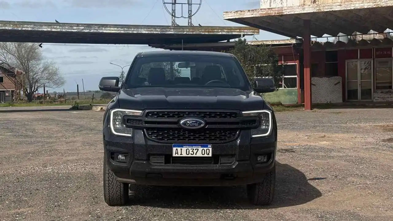 Ford Ranger Black de frente sobre terreno de pierdas.