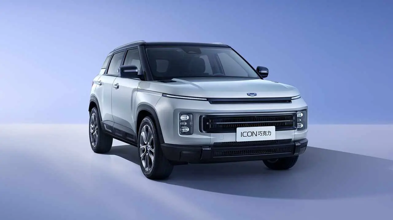 Geely Icon de frente y perfil con fondo celeste. foto oficial.