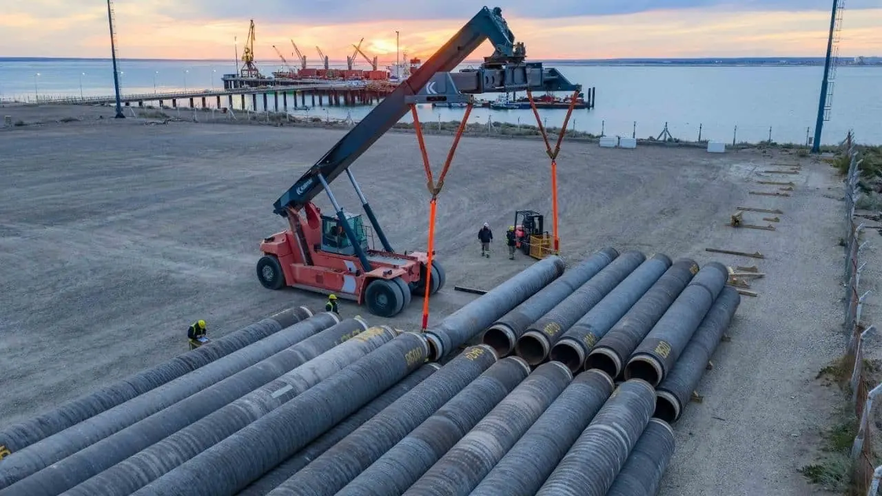 La obra avanza en la compleja tarea de tender el oleoducto submarno de 7 kilómetos mar adentro