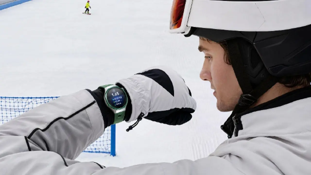 Un esquiador mirando su smartwach Huawei Watch GT 7 en una pista de esquí