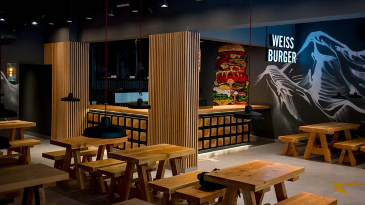 Sucursal de Weiss Burger en La Plata. Salón con barra, sin clientes.