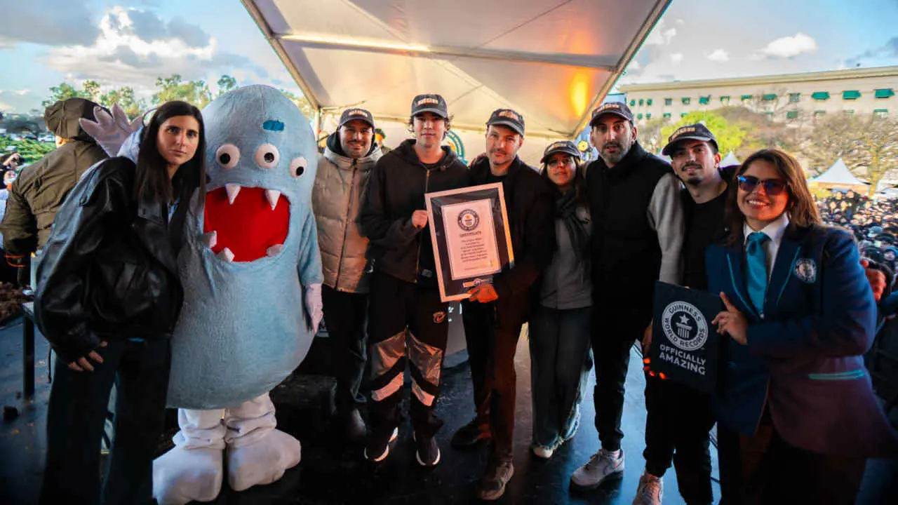 Spreen y equipo con el certificado de Récord Guinness (Gentileza Giga)