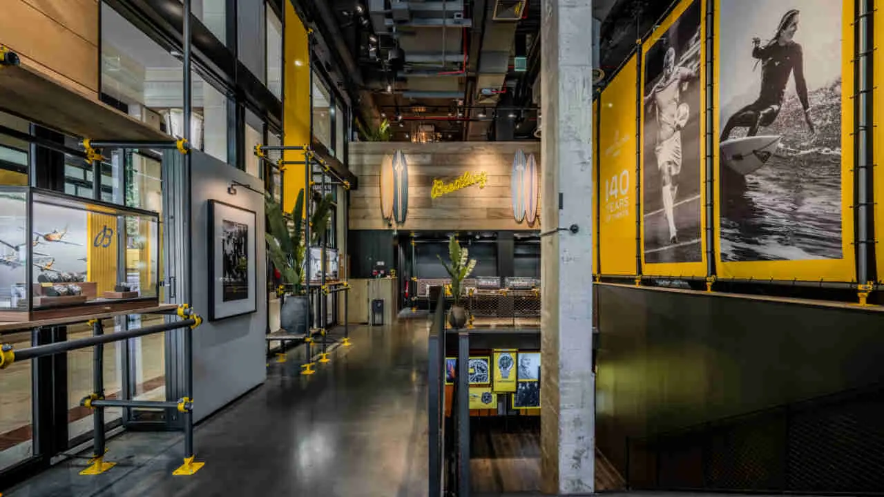 Interior de local Breitling en los Campos Elíseos, en París, con el concepto industrial de la marca