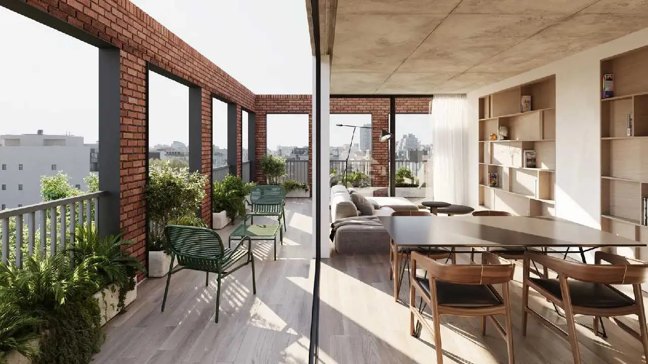 Living comedor en la terraza de un edificio nuevo con sillas y plantas verdes alrededor