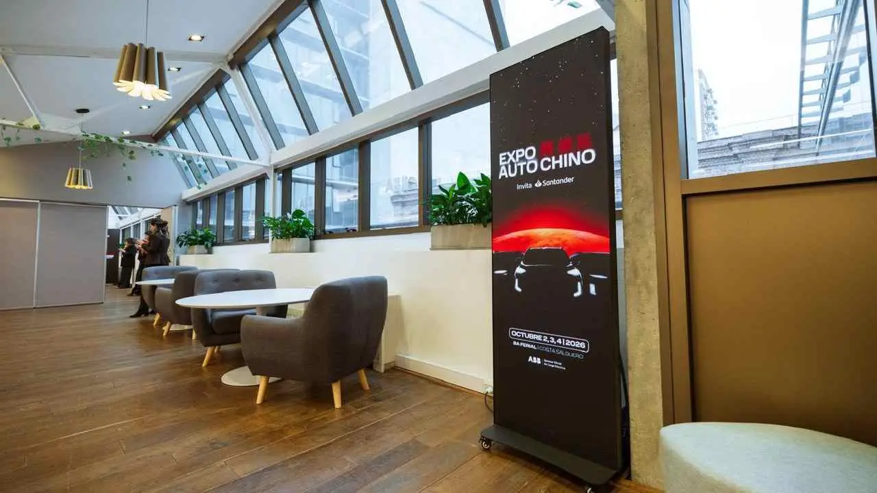 Cartel y sillones lobby Expo Auto Chino. foto oficial.