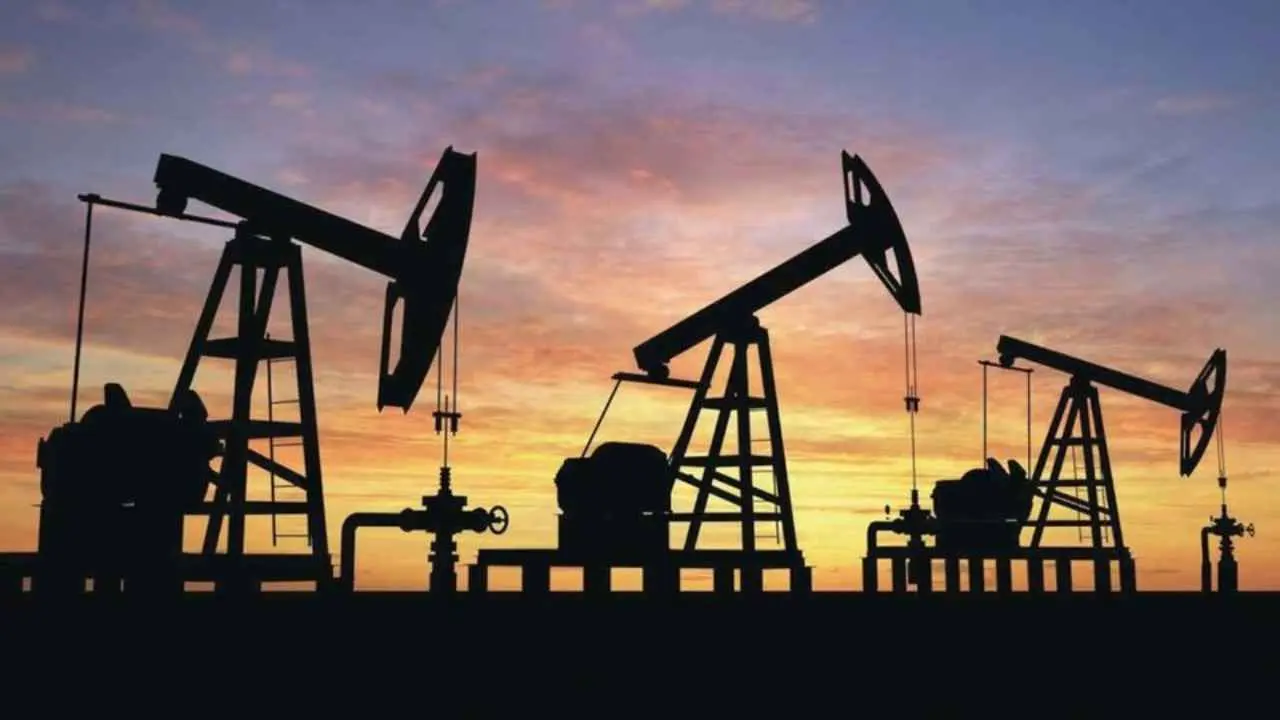 Maquinas que extraen petróleo en un atardecer