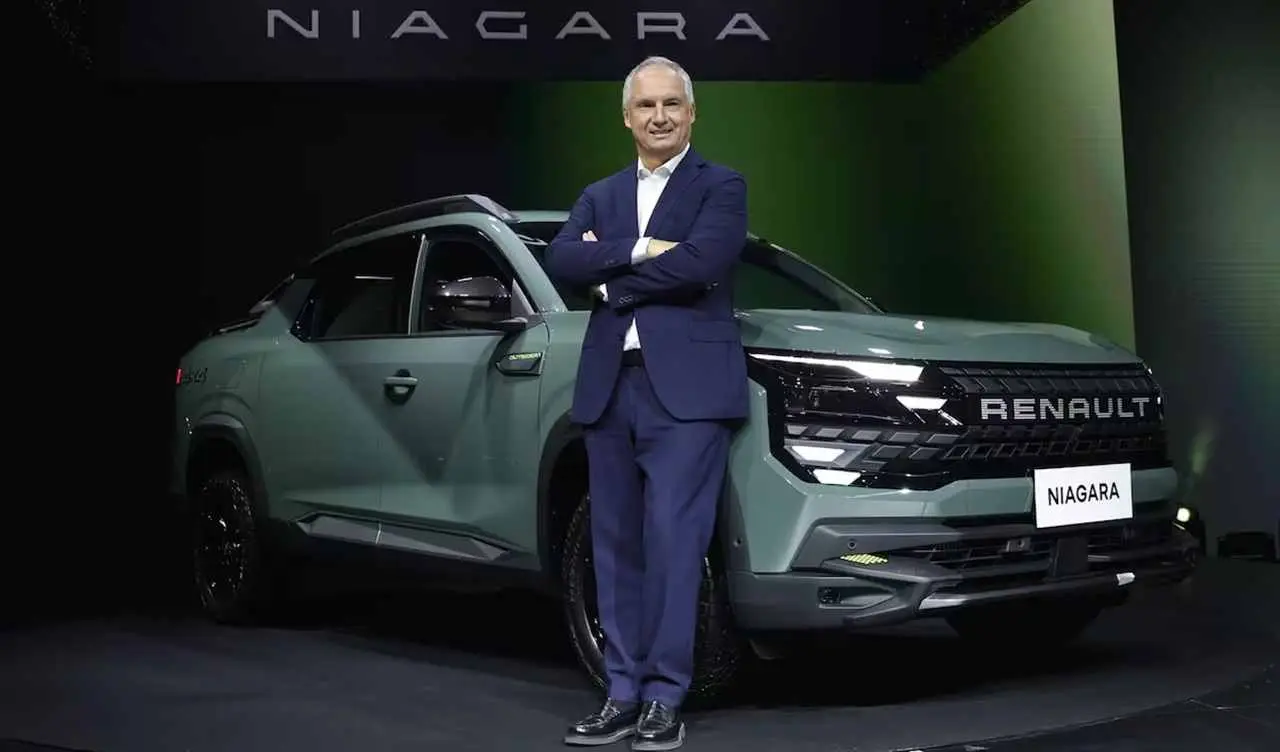 Imagen de Fabrice Cambolive con un Renault Niagara de fondo