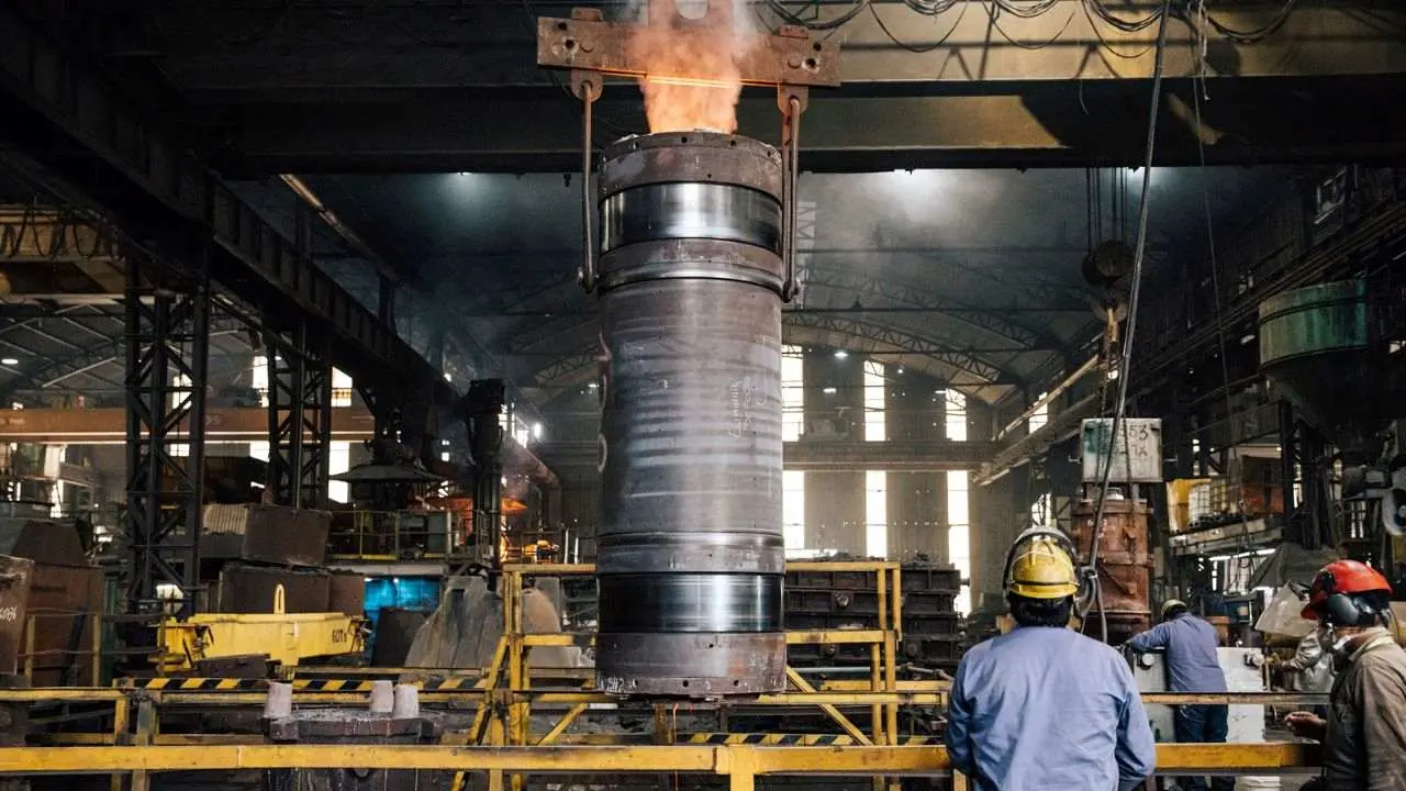 Imagen de la planta de Fundición San Cayetano, con obreros trabajando
