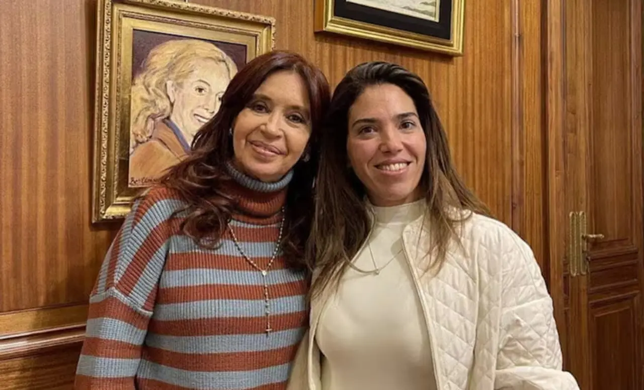 La dirigente de La Cámpora, María Soledad Calle, con Cristina Kirchner en San José 1111.