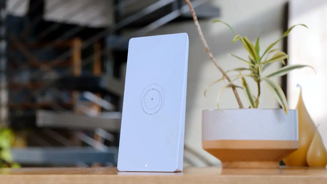 Router inalámbrico Starlink Router 4 de color blanco colocado sobre un escritorio de madera