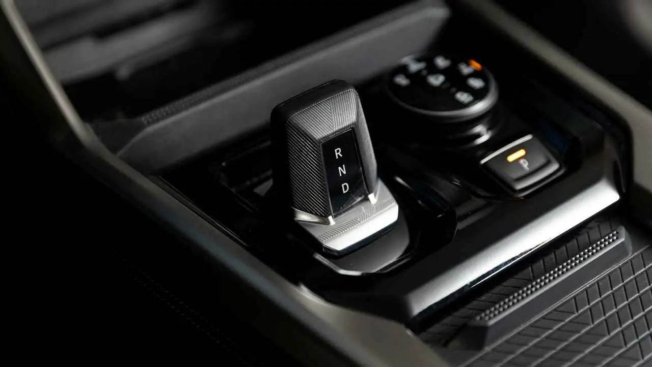 Interior Renault Niagara con visión de caja de cambios.