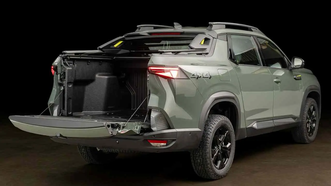 Renault Niagara de atras con tapa de caja de carga abierta.