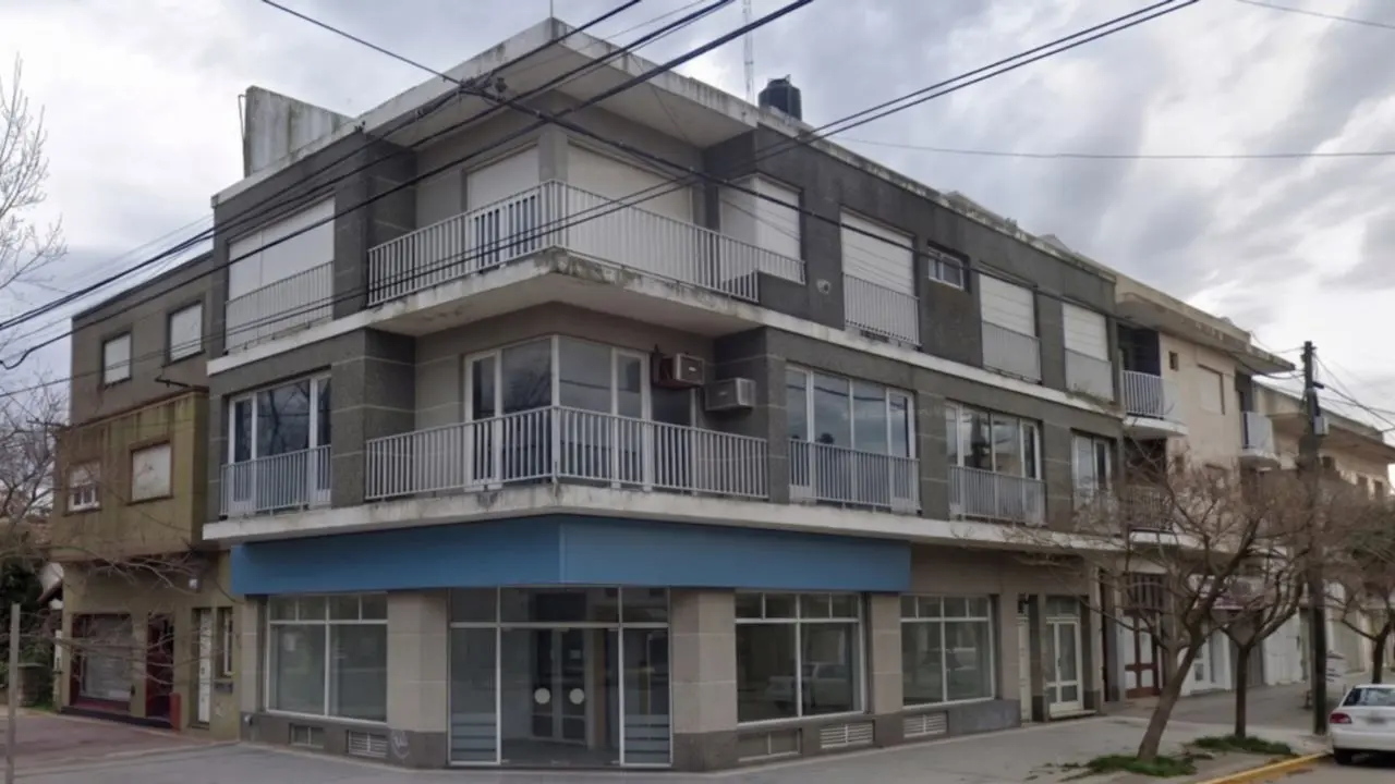 Fachada del inmueble ubicado en una esquina de Miramar, con un amplio local comercial