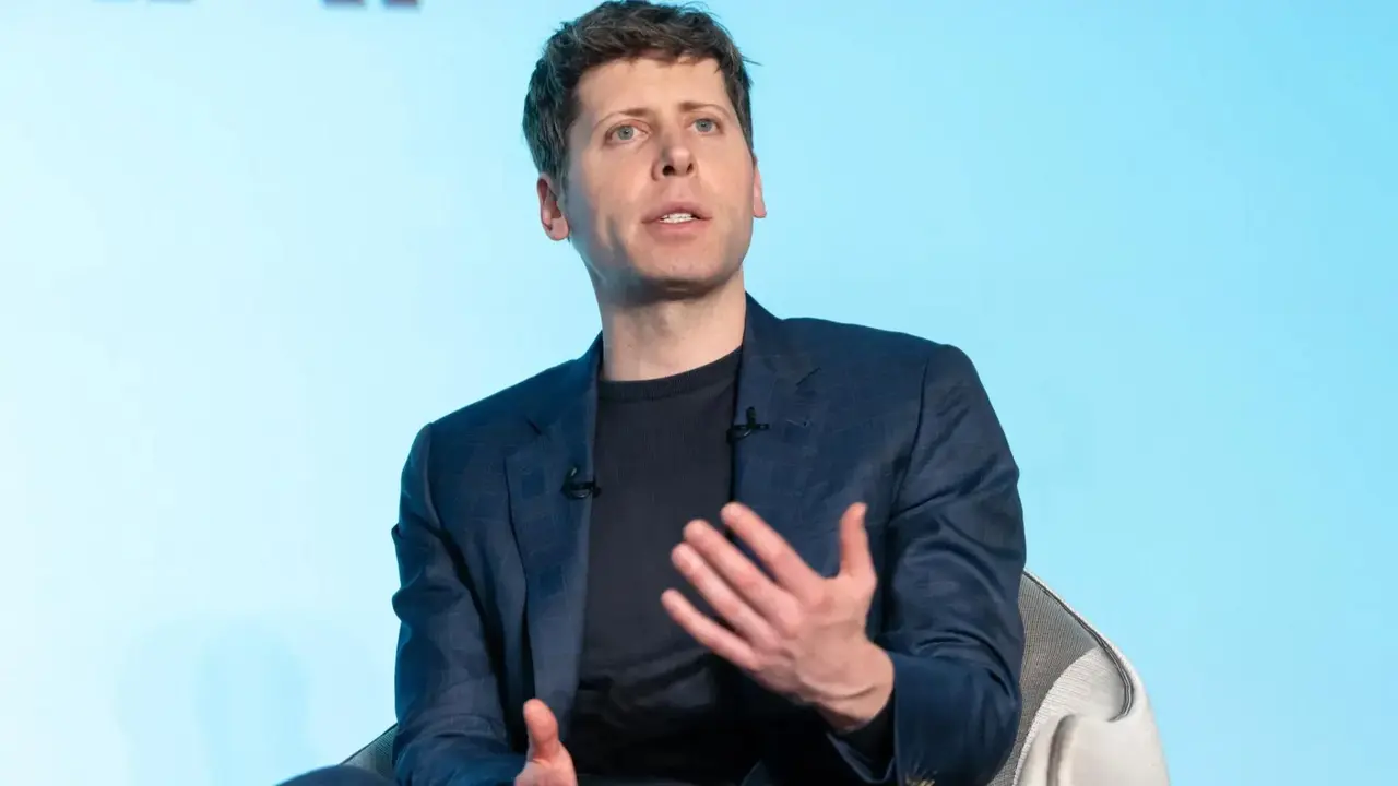 Sam Altman cuestionó que la IA sea una nueva Revolución Industrial y pidió dar más poder