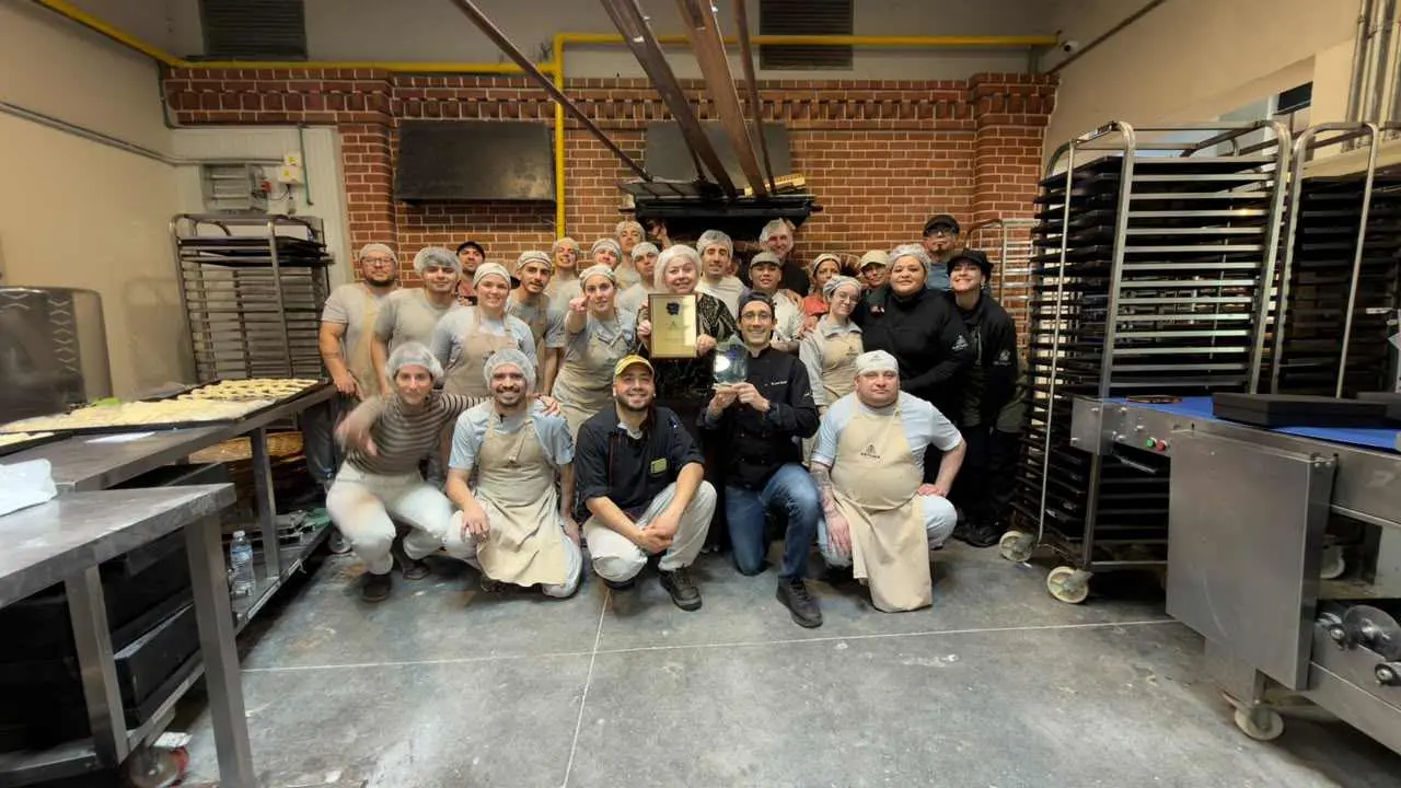 Todo el grupo de empleados que trabaja en la Panadería Artiaga