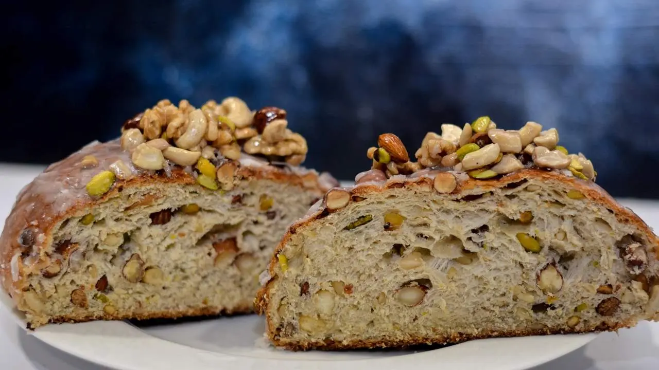 El panettone de Panadería Artiaga lleno de frutos secos y cortado por el medio