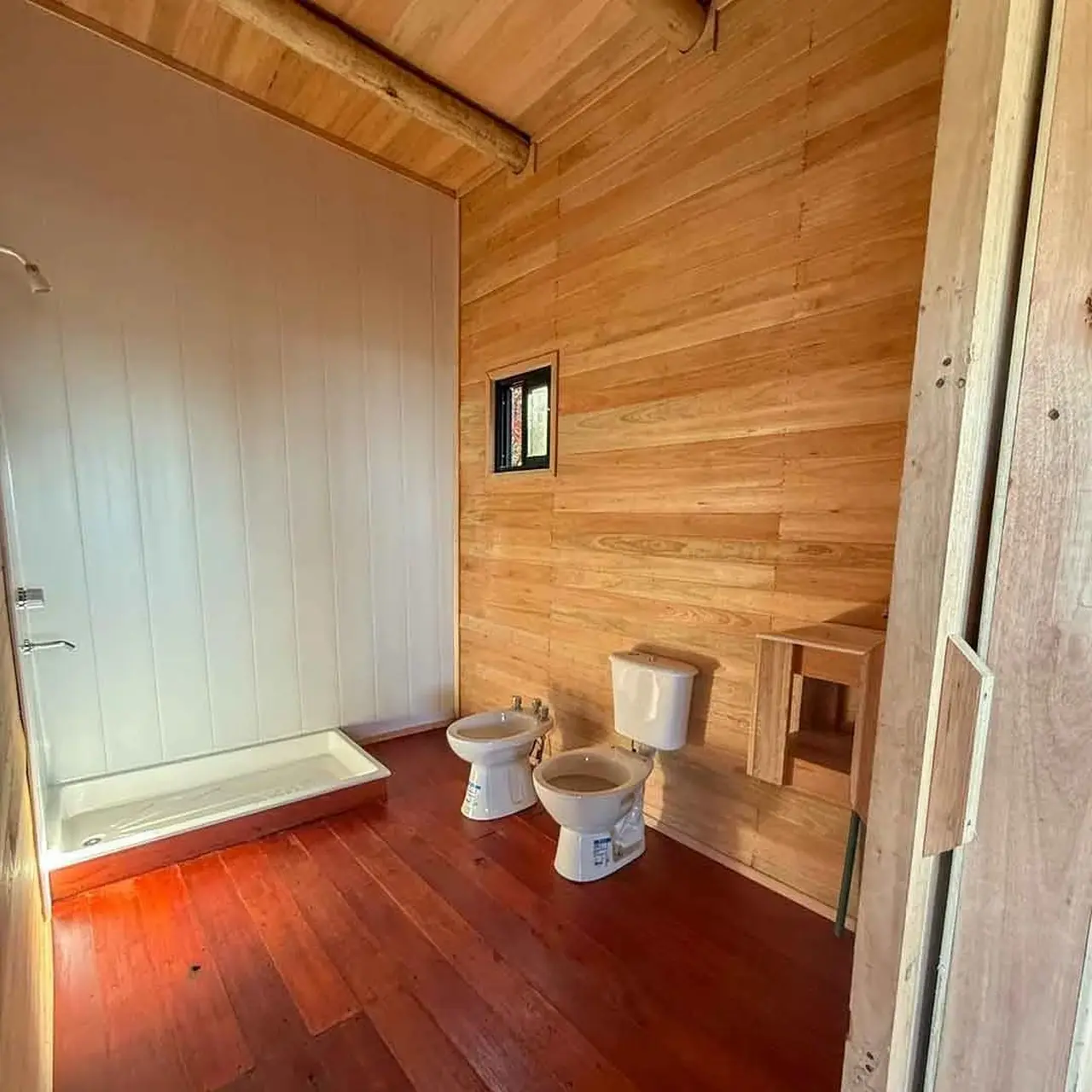 El baño incluye ducha, vanitory y revestimientos de PVC en paredes, además de piso vinílico