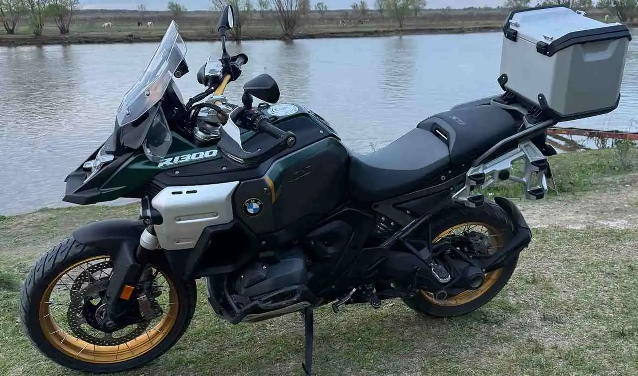BMW GS 1300 Adventure moto de perfil. foto iprofesional.