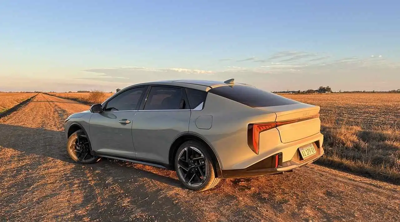 Kia K4 de costado y de atrás. foto iprofesional