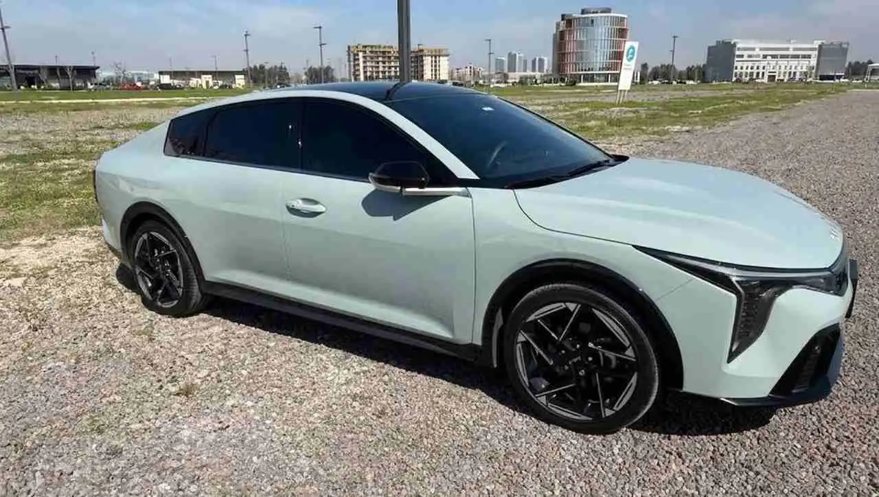 Perfil del kia k4, foto iprofesional.