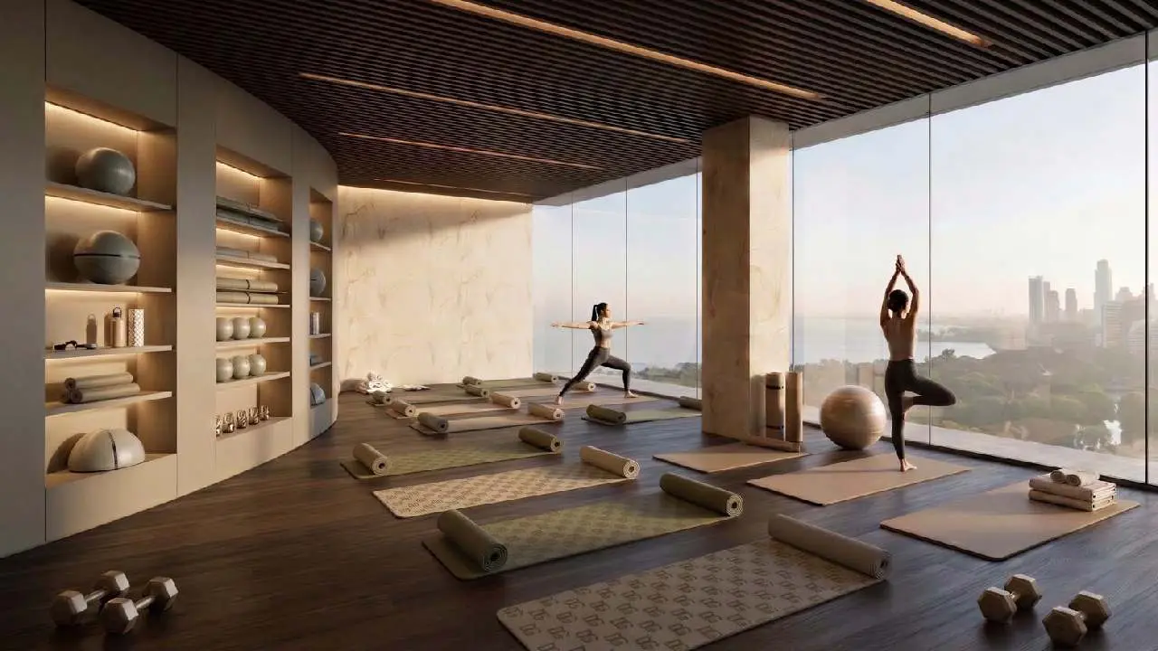 Dos chicas haciendo yoga en un espacio con todos elementos con vista en altura a la ciudad