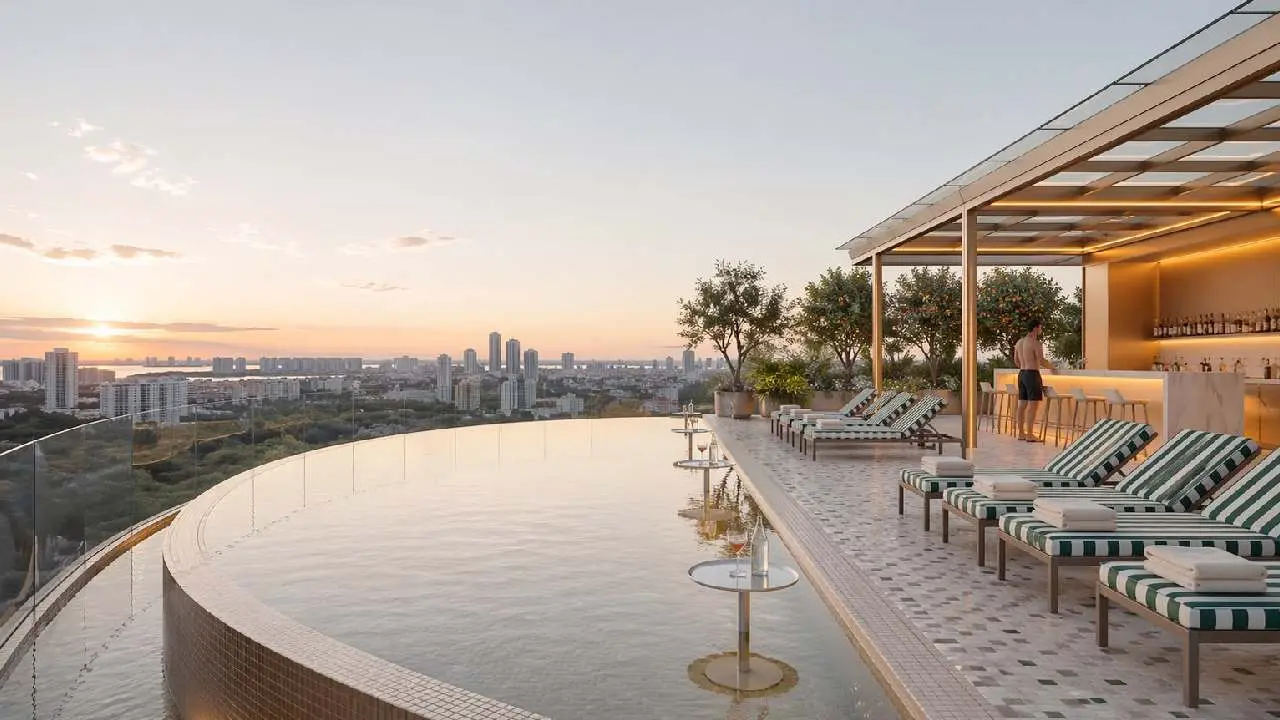 Pileta, mesas y reposeras en altura con edificios y verde atrás
