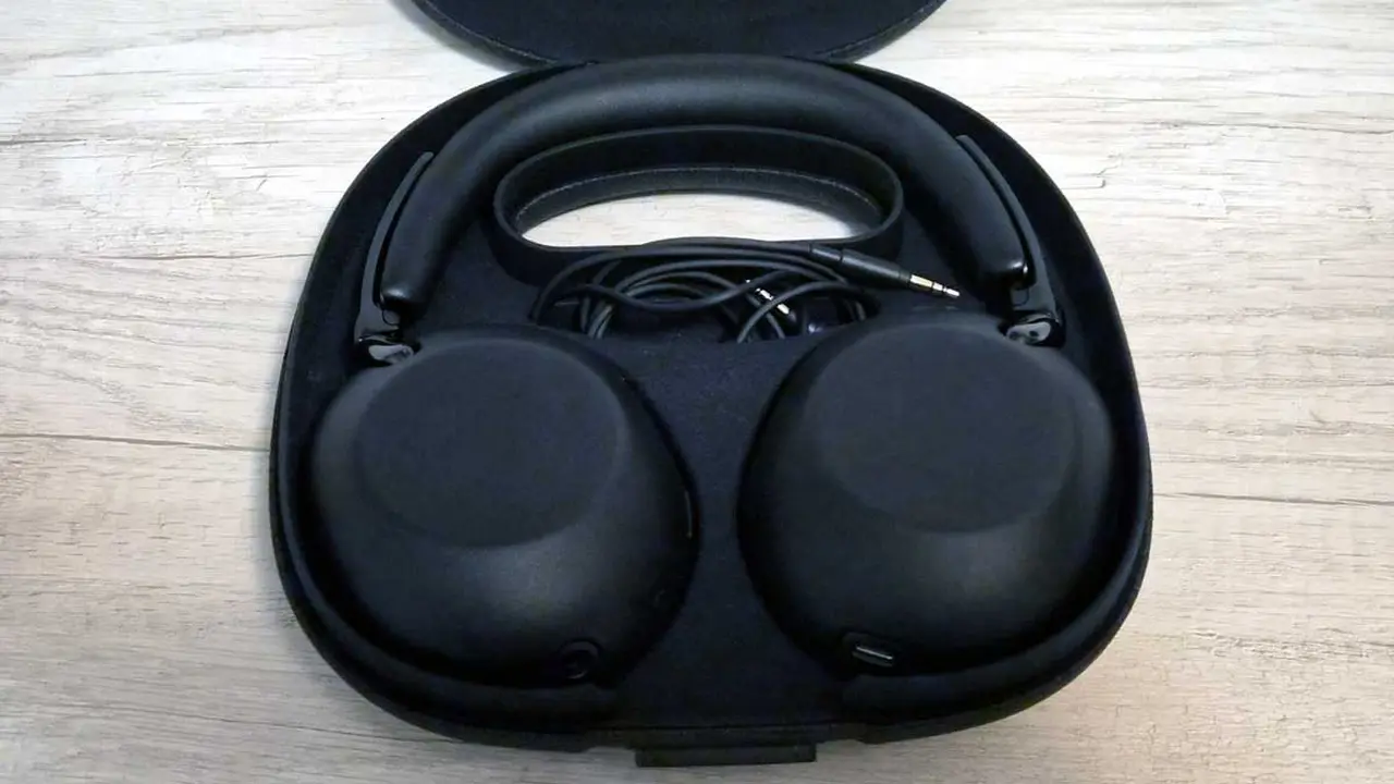 Los Sony 1000X The Collexion en su estuche con accesorios. Foto de iProfesional