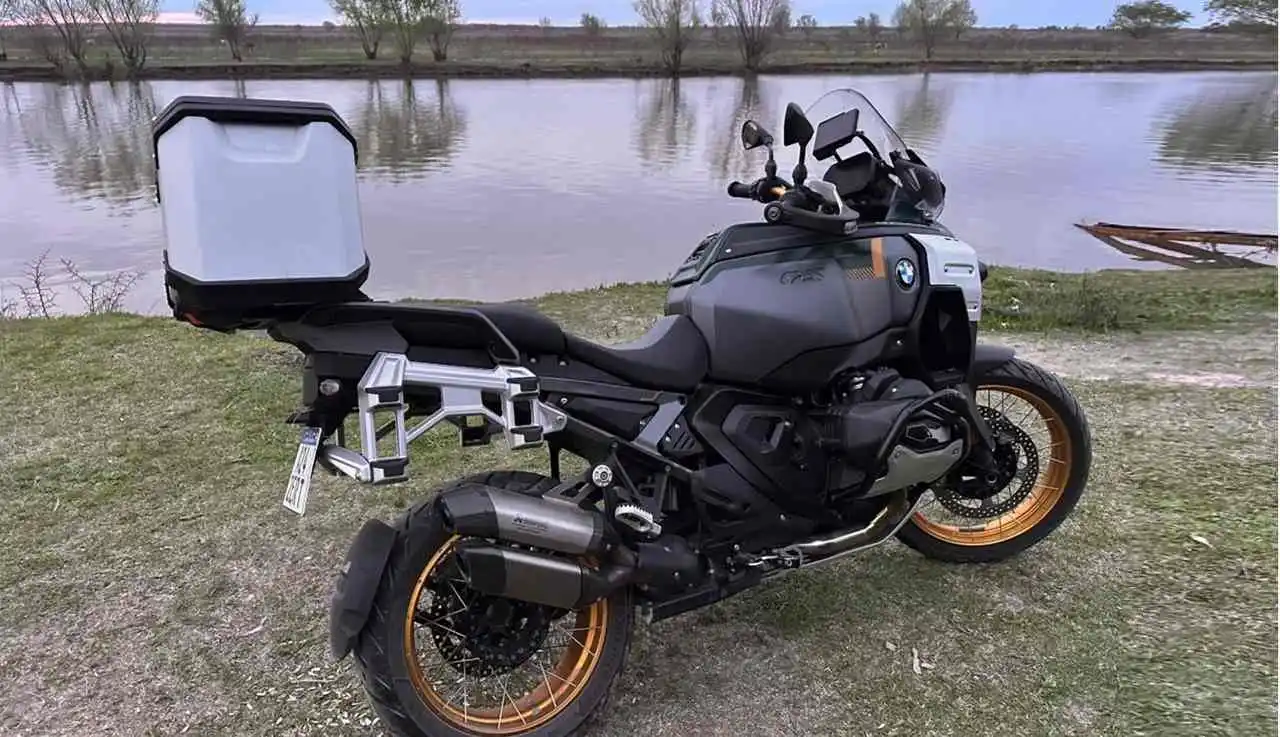 Moto BMW de perfil atrás. foto propia.