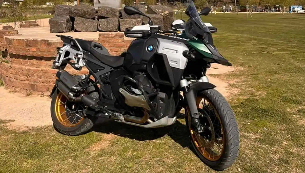 Moto BMW de perfil. foto propia.