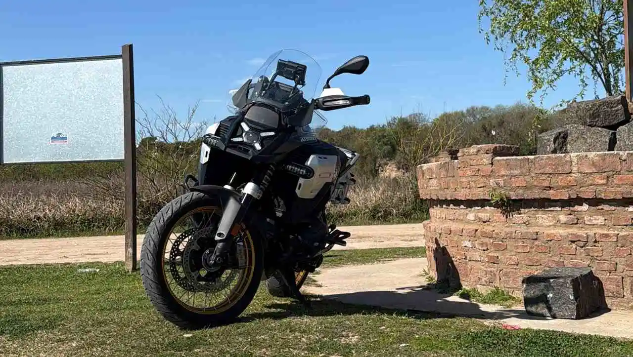 Moto BMW R1300 GS Adventure de frente. foto propia.