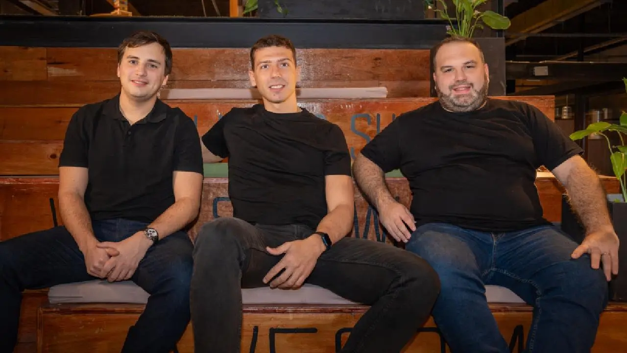 Los tres socios de Xtract, Tomás Marconi, Alejandro Bezdjian y Jesús De Gruttola, sentados sobre un banco de maderantados 