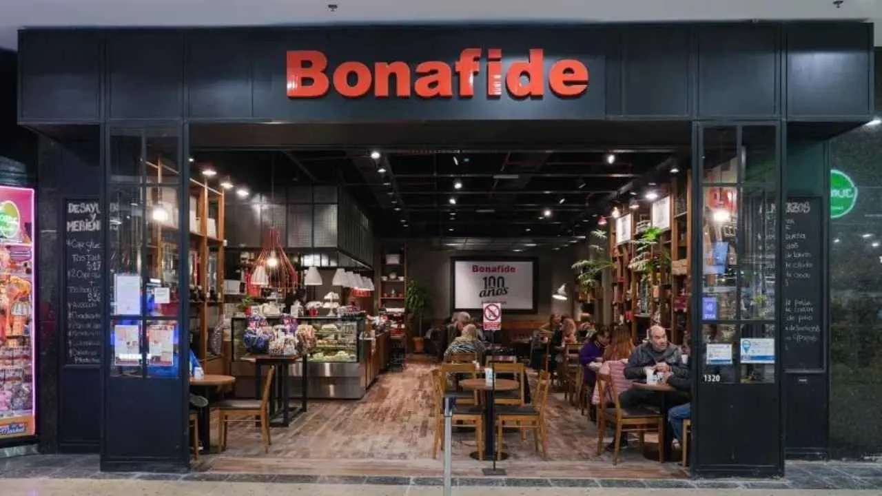 Fachada de un local de Bonafide con mesas, mostrador y clientes en su interior.