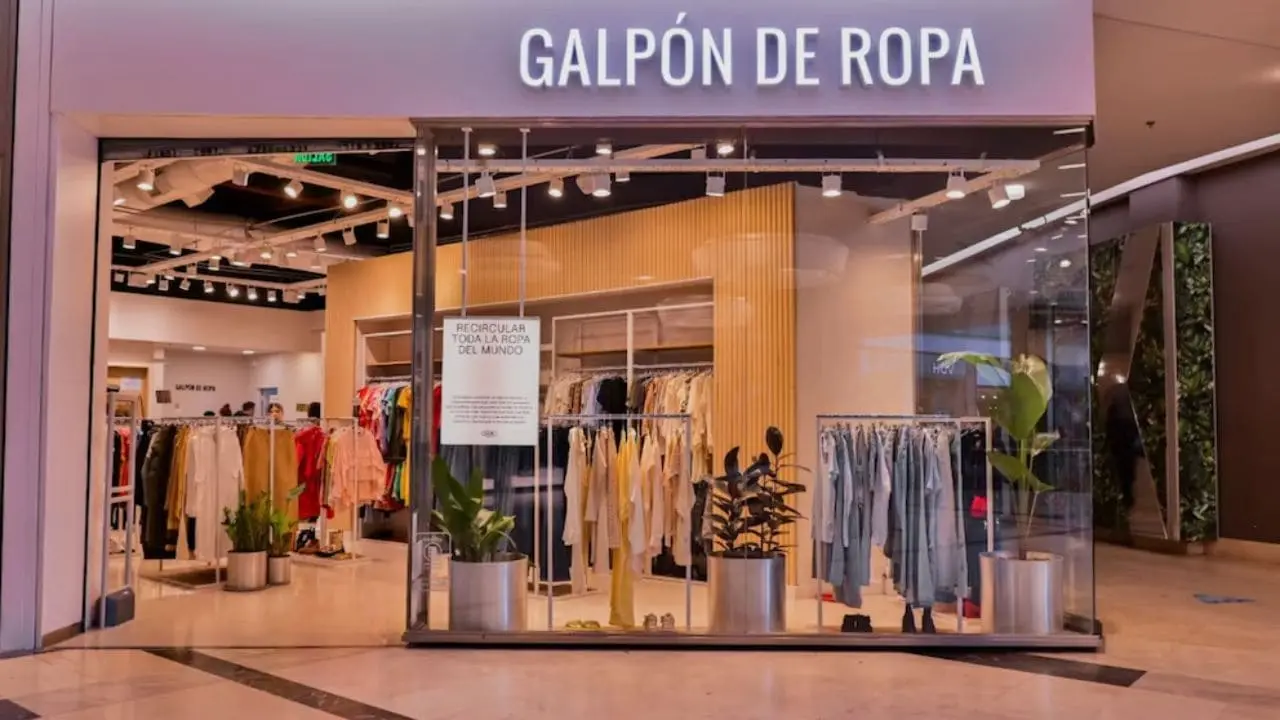 frente de un local de galpón de ropa en un shopping