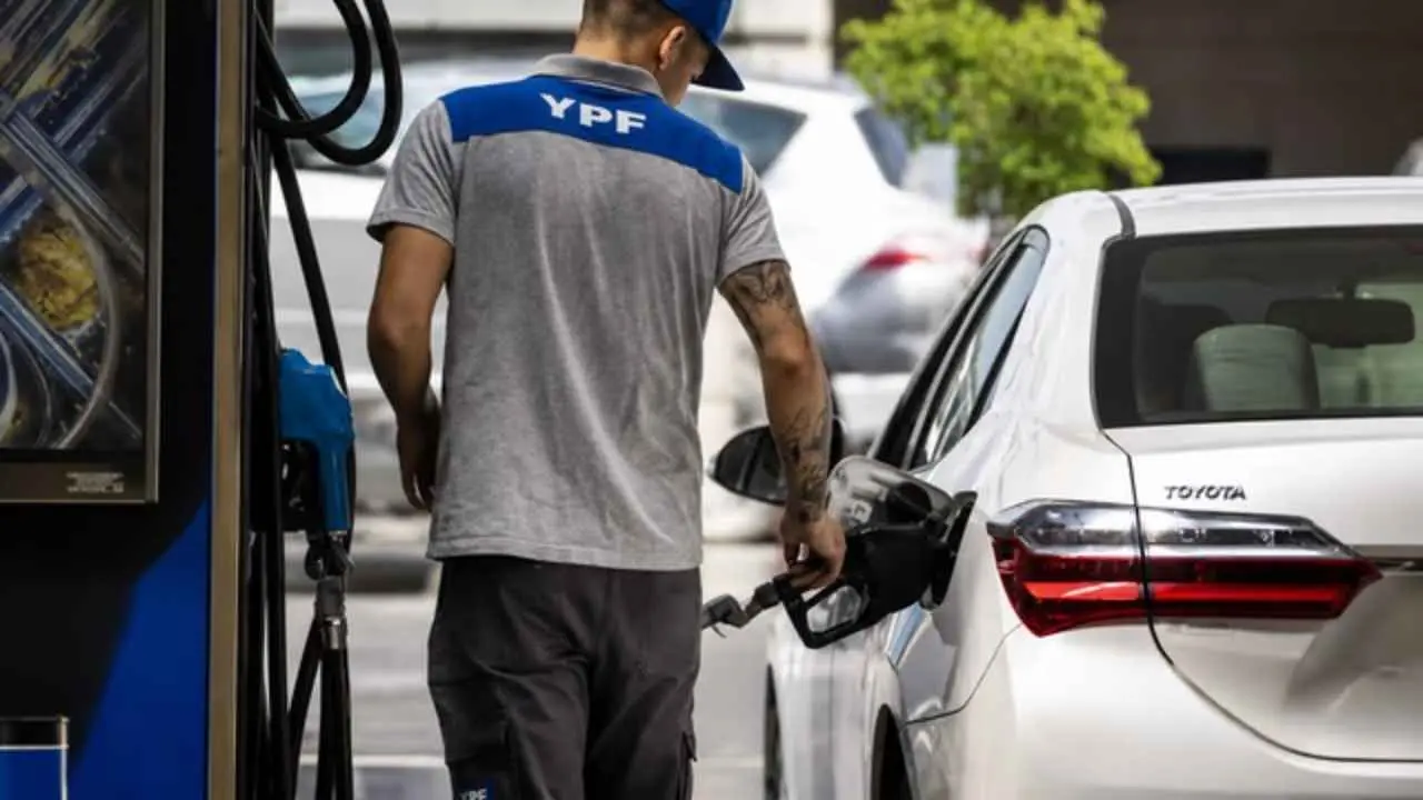 El Gobierno demora hasta noviembre la suba pendiente de impuestos a los combustibles