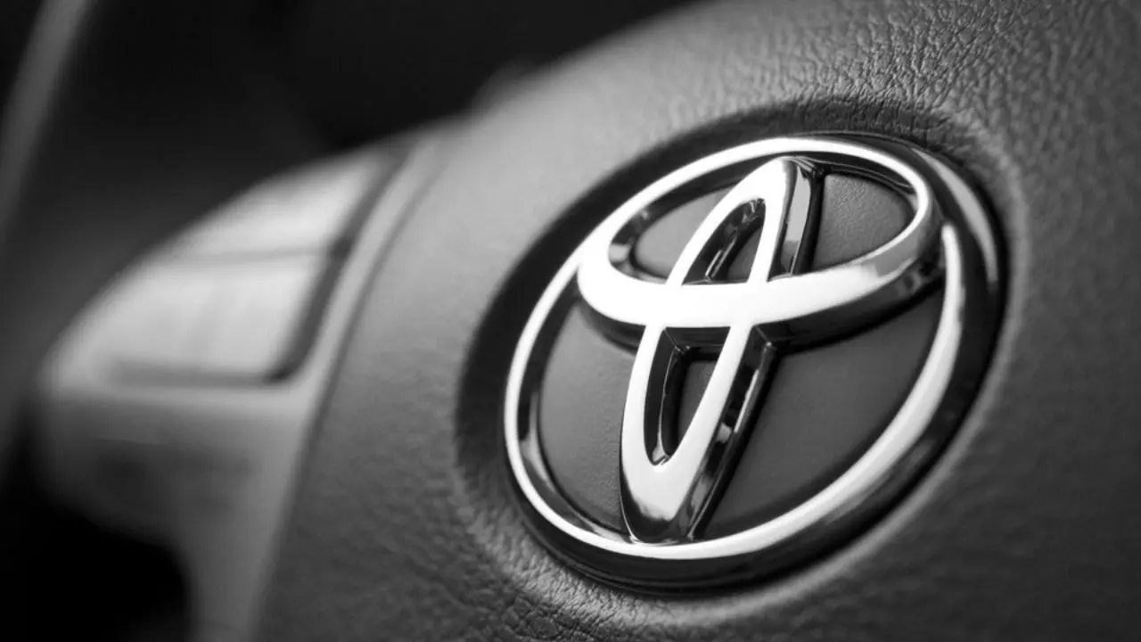 El logo de Toyota en un volante de un auto. Imagen oficial