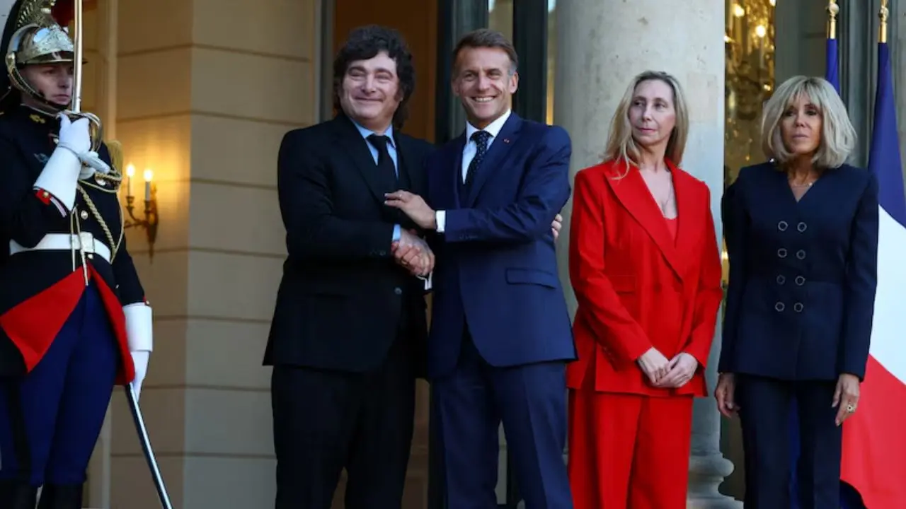 Javier Milei con Macron en Francia