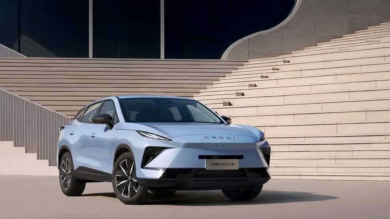 auto  Omoda 5  de frente y perfil