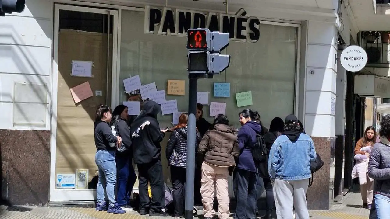 Trabajadores de la cadena de panaderias Pandanés frente a un local cerrado. Imagen de redes
