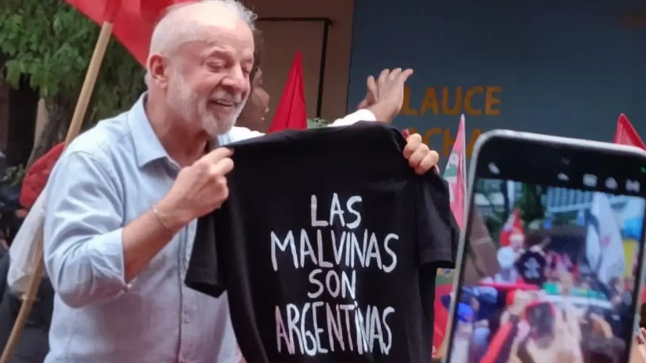 Lula da Silva con la remera que dice "las malvinas son argentinas"