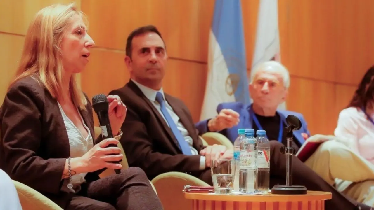 Claudia Testa y Julio Cordero en una reunión