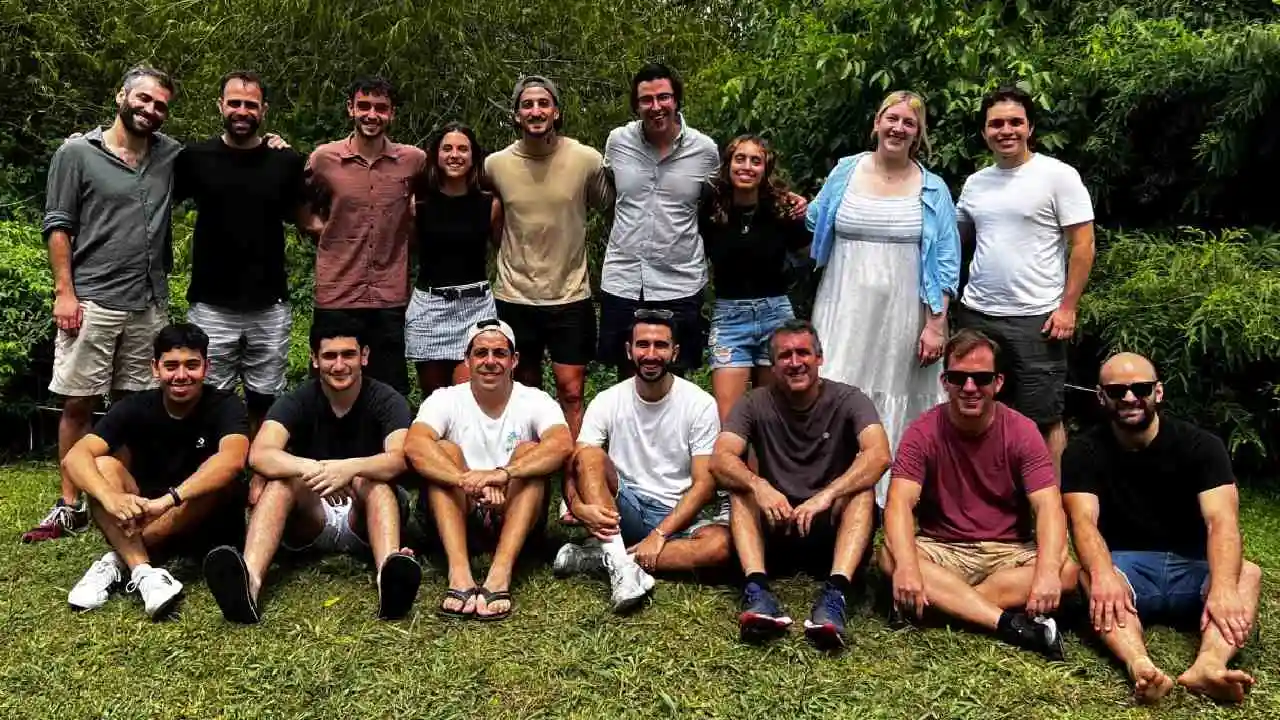 Grupo de jóvenes integrantes de la plataforma Satellites on Fire posando para la foto en un espacio verde al aire libre
