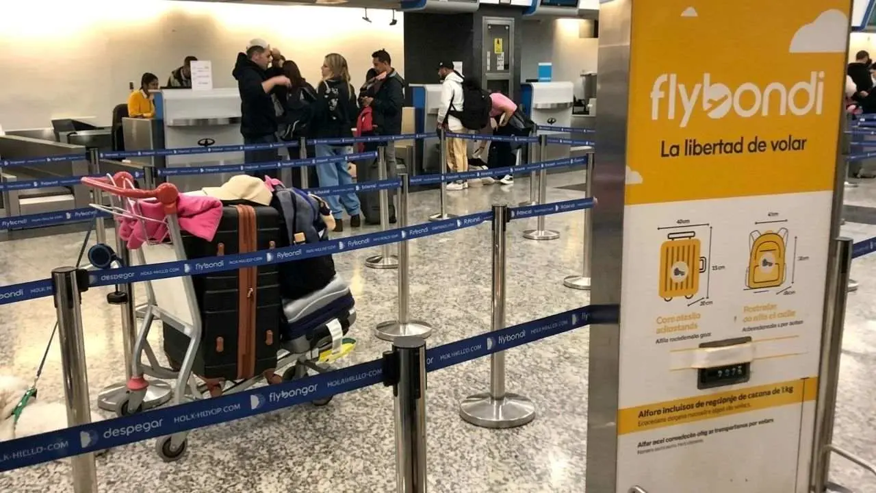 Un mostrador de Flybondi en el aeropuerto, con gente haciendo la fila. Imagen de archivo
