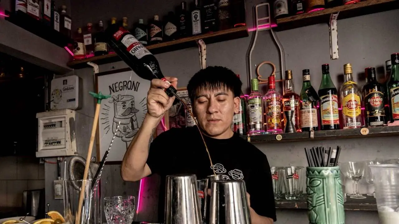 De hobby a abrir el primer bar de coctelería del Barrio 31: la historia de Juan Pablo Vela