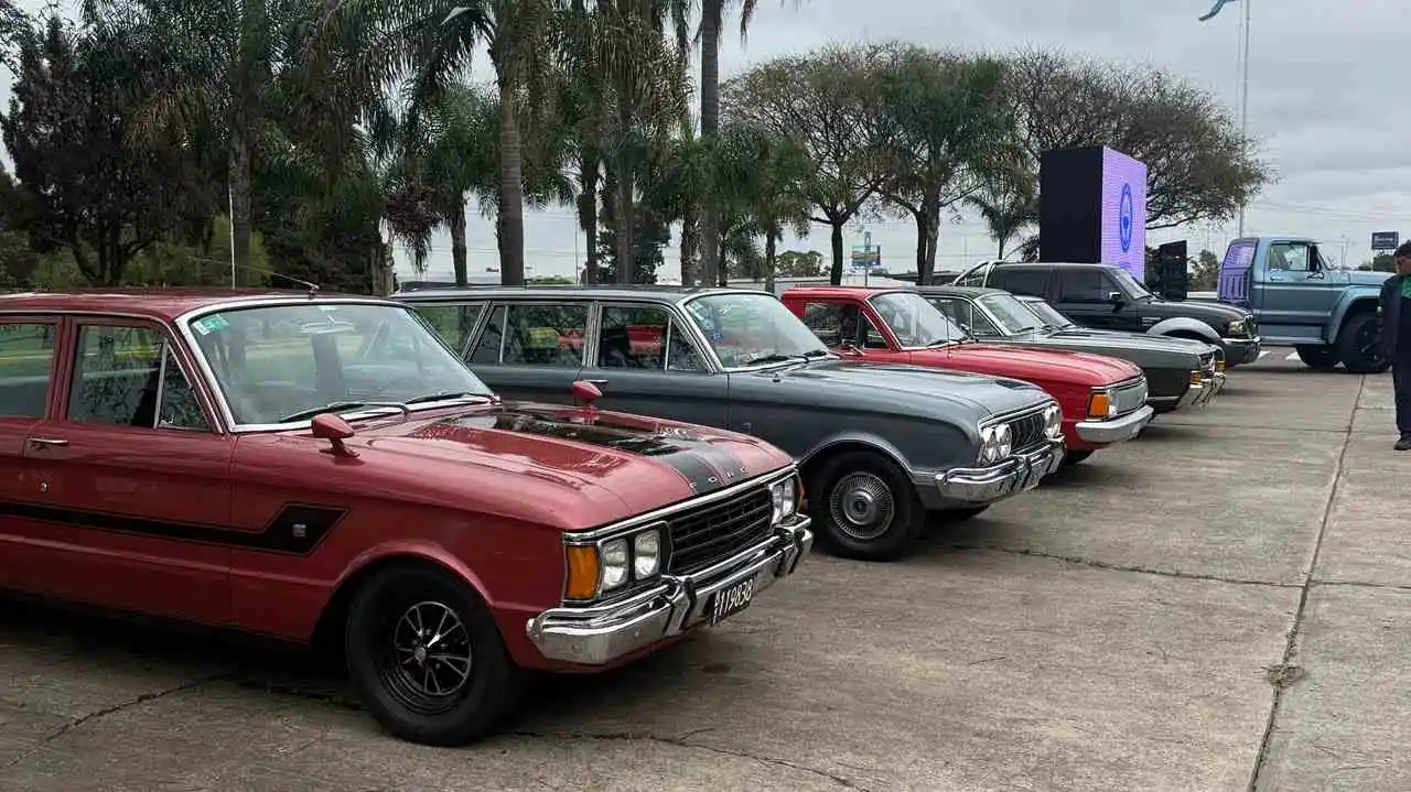 autos de costado en playa. foto propia