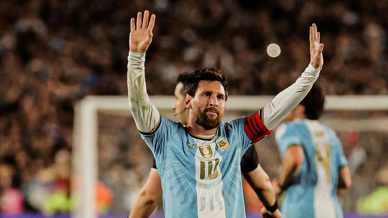 Messi levantando las manos en su último partido con la selección argentina