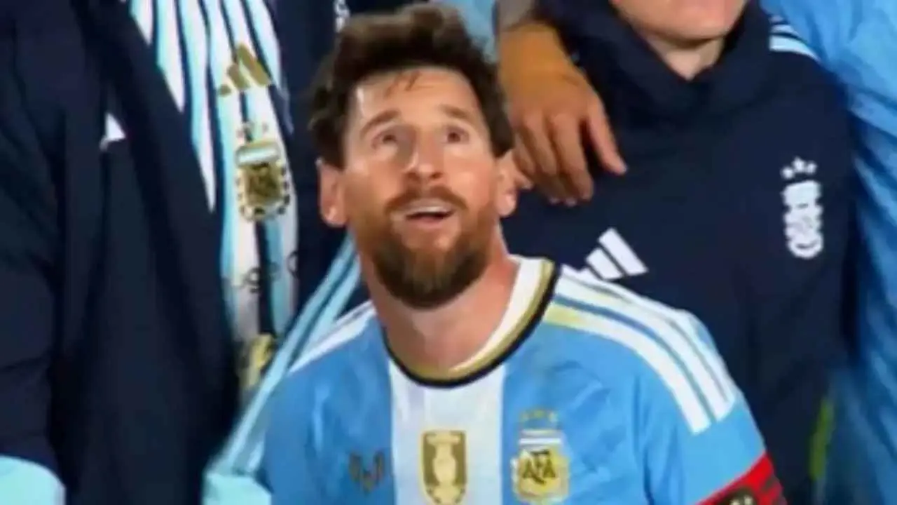 Una inoportuna publicidad desató indignación durante el homenaje a Lionel Messi
