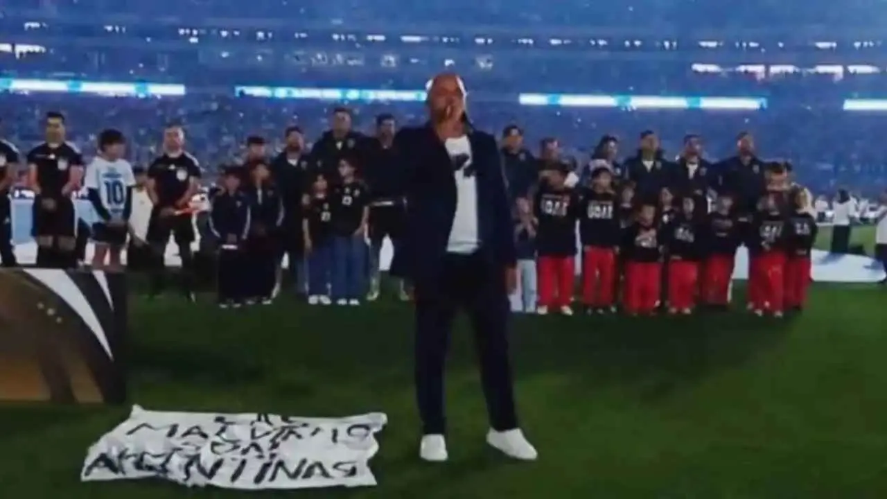 La bandera de Malvinas que apareció en el homenaje a Messi generó críticas en Reino Unido
