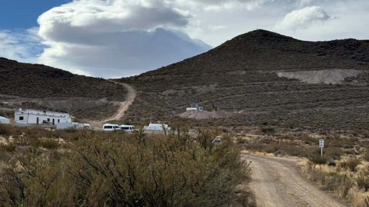 Parte del territorio de Mendoza, con caminos, autos de fondo, algo de vegetación y montañas por detrás