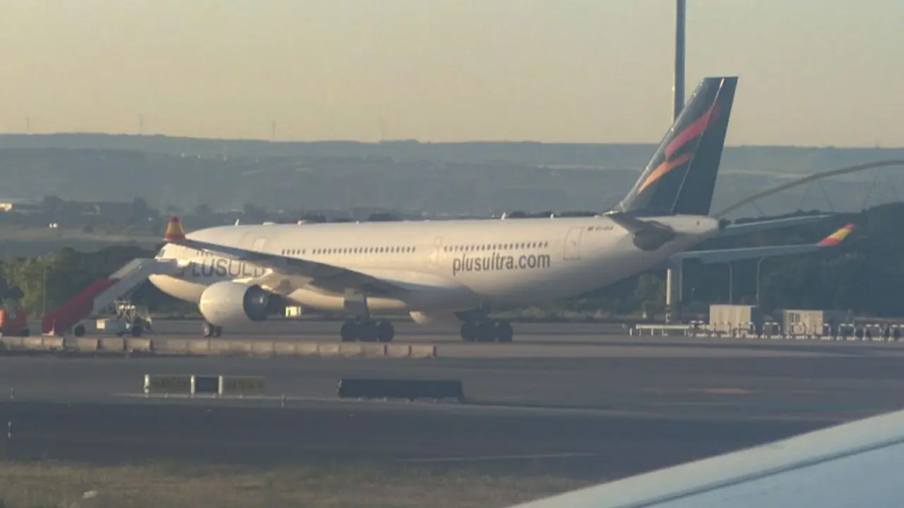 avión de aerolínea plus ultra en la pista de un aeropuerto
