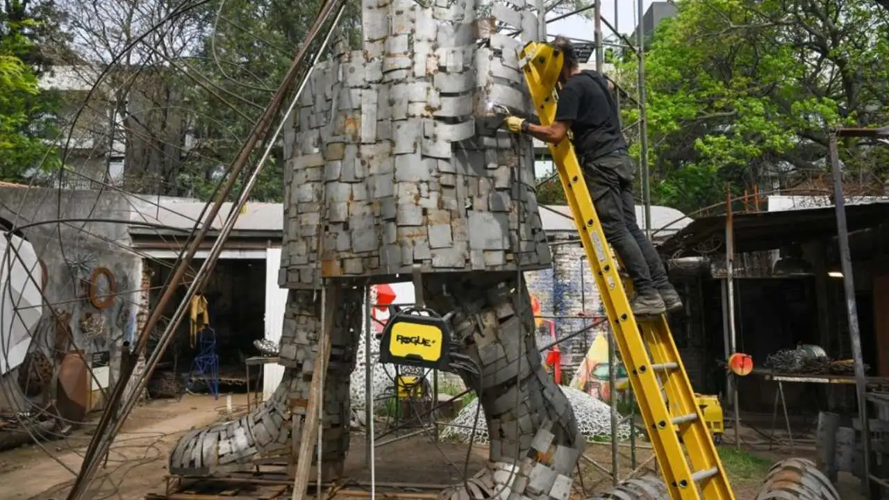 De quién es la escultura de 10m de alto que instalarán en una de las autopistas del país